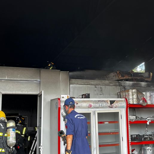 Incêndio atinge empresa às margens da BR 163, em SMOeste