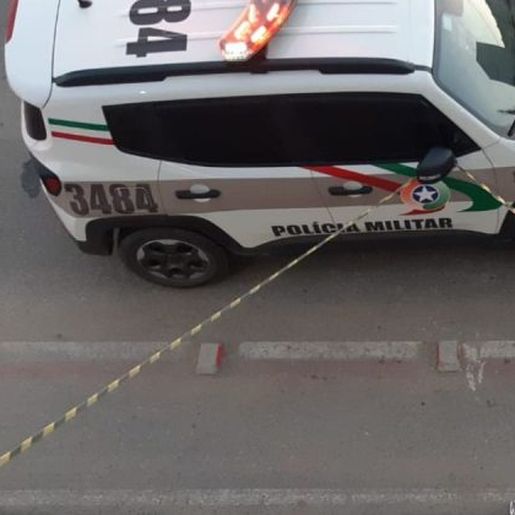 Jovem vai ‘tirar satisfação’, se desequilibra e morre ao cair de sacada em SC