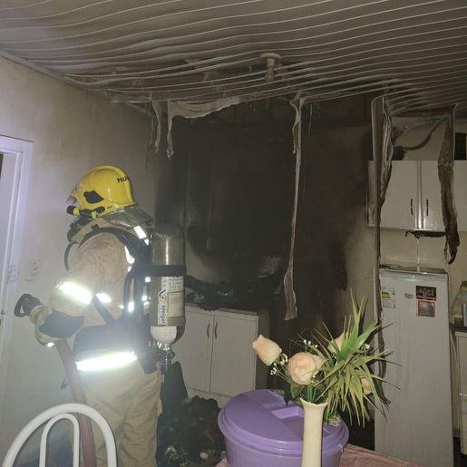 Moradores tentam conter princípio de incêndio com mangueira de jardim em SJCedro