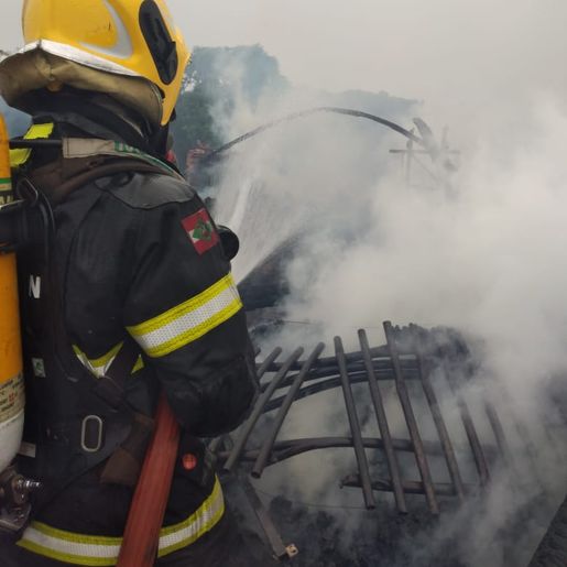 Incêndio destrói galpão de madeira e atinge trator em Guaraciaba