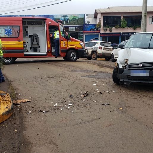 Veículo colide em poste de energia elétrica no centro de Iporã do Oeste