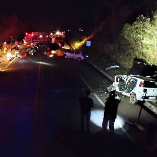 Sete pessoas morrem em acidente envolvendo quatro carros