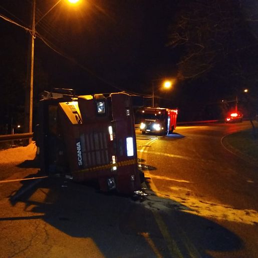 Caminhão carregado de milho tomba na entrada de Itapiranga