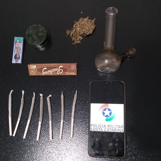 Homens são pegos com maconha no centro de Saltinho