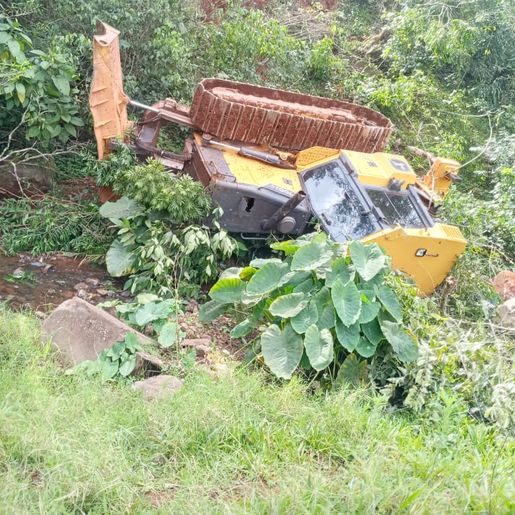 Operador fica ferido em tombamento de máquina no interior de Itapiranga