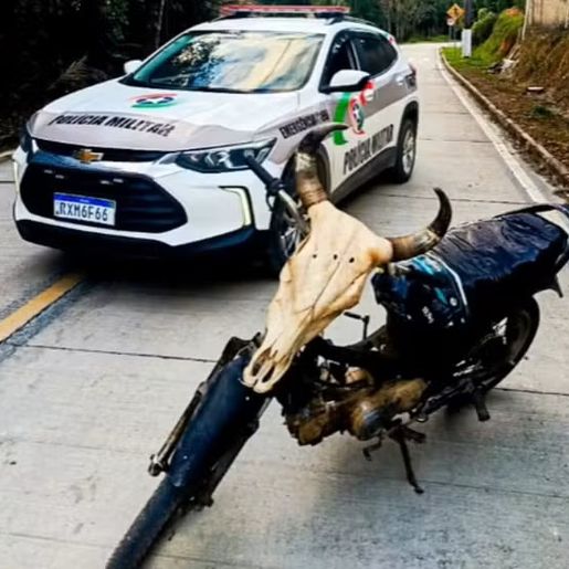 Condutor de moto com caveira e chifres no lugar do farol é autuado em SC