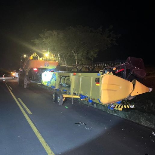 Colisão envolve carros e colheitadeira na SC-496, no interior de Santa Helena