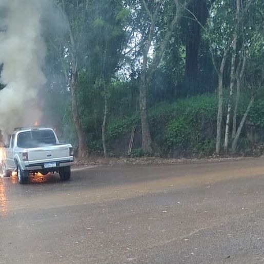 Bombeiros combatem incêndio em veículo em São João do Oeste