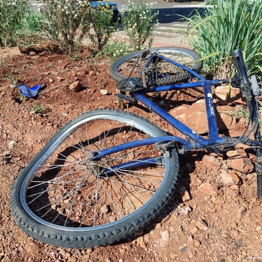 Adolescente tem suspeita de traumatismo craniano após colisão entre bicicleta e moto