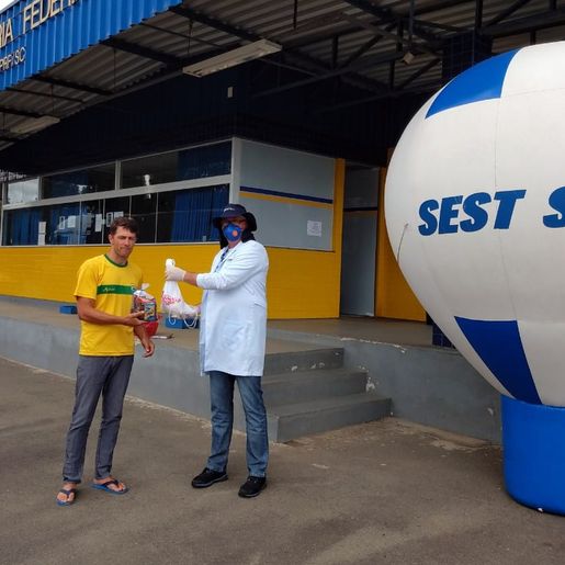 Ação conjunta de PRF e Sest/Senat ajuda caminhoneiros em Santa Catarina