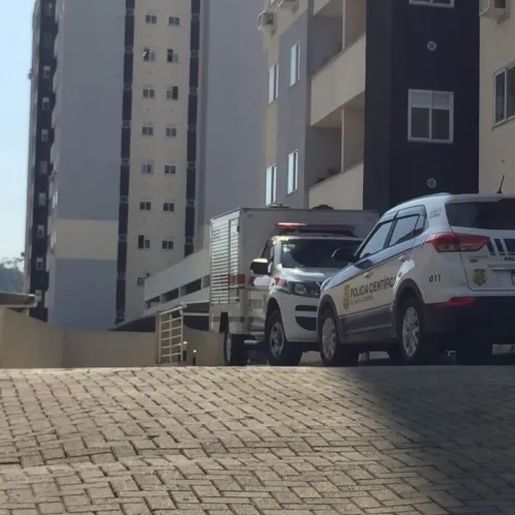 Mãe e bebê são encontrados mortos em apartamento