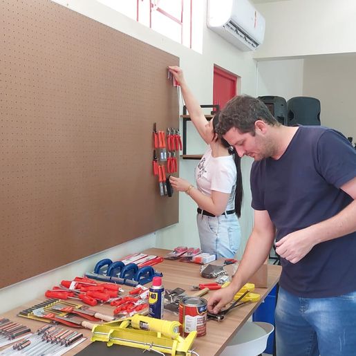 Colégio Claudino Crestani recebe aparelhos para implantar Sala Maker