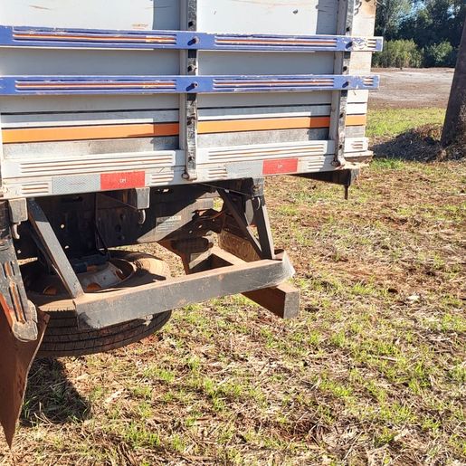 Caminhão sai da pista e parte da carga de milho se espalha às margens da SC-161