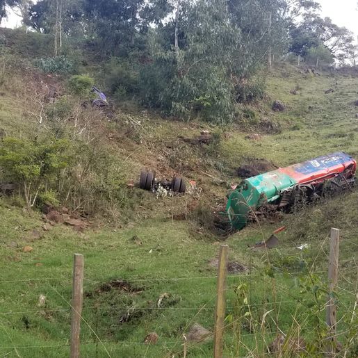 Caminhão despenca em ribanceira e rodovia é interditada por risco de explosão