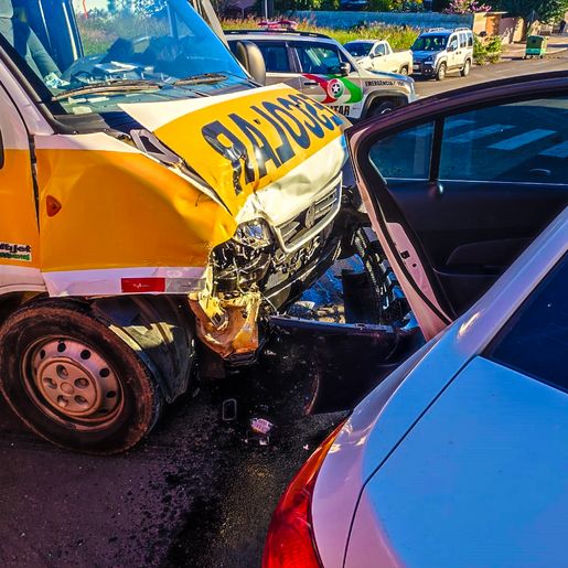 SMO: colisão entre carro e van escolar mobiliza Bombeiros e PM