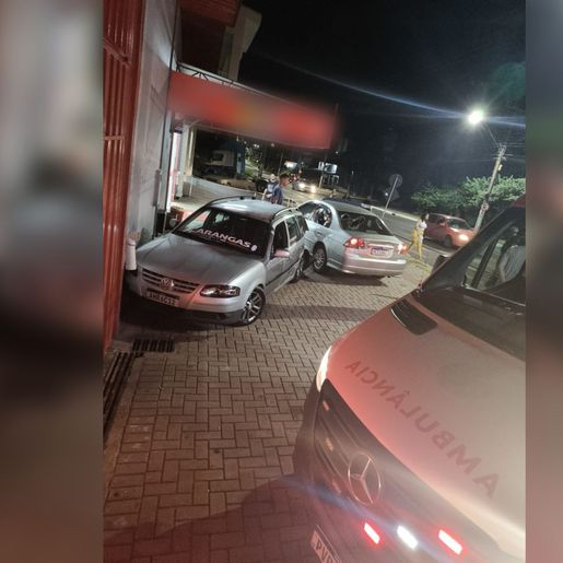 Motorista avança com carro contra pessoas em conveniência e deixa dois feridos em SMO