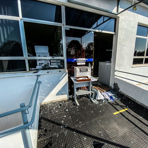 VÍDEO: Inconformado com o INSS fechado homem danifica agência em SMO