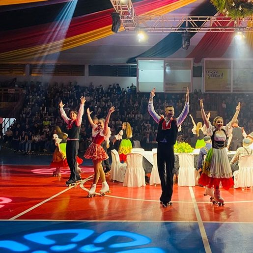 Show da 44ª Oktoberfest de Itapiranga valoriza diferentes culturas no evento germânico