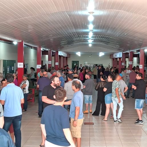 Votação inicia com grande movimentação de eleitores em Santa Helena
