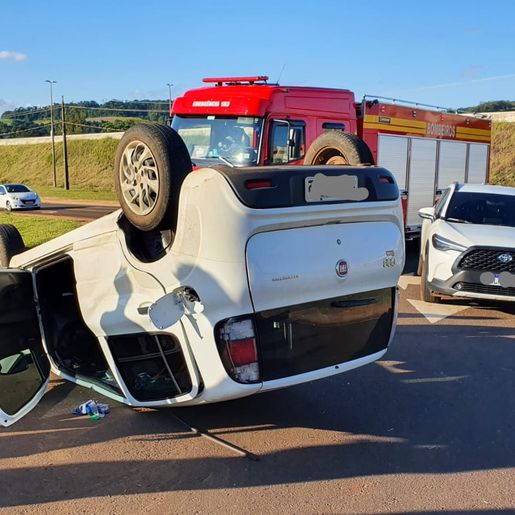 Após colisão carro capota em São José do Cedro
