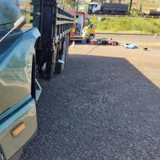 Jovem de 19 anos morre em acidente entre caminhão e moto