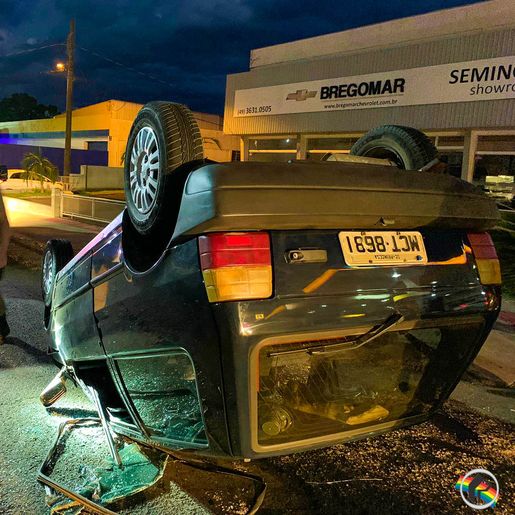 VÍDEO: Motorista perde o controle, bate em poste e capota veículo na Willy Barth