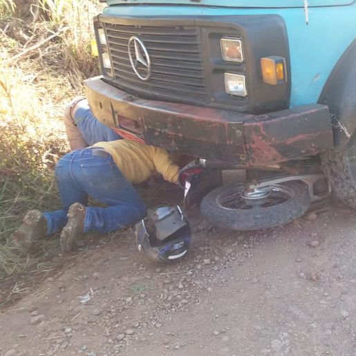 Colisão deixa motociclista preso em baixo de caminhão no interior