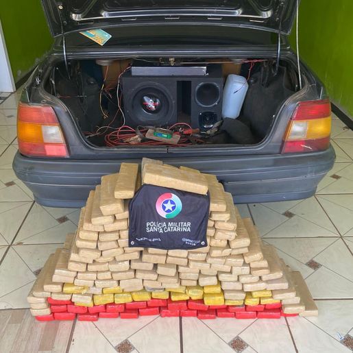 Polícia Militar apreende 146 tabletes de maconha e prende três homens