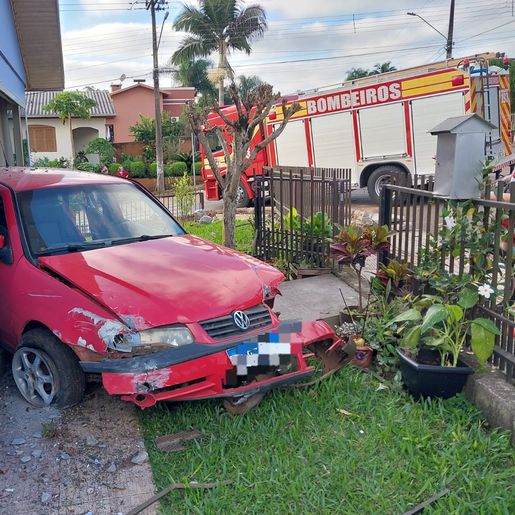Picada de abelha faz motorista perder controle e bater em casa em São João do Oeste