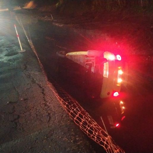 Condutor perde controle e cai em vala na SC-305