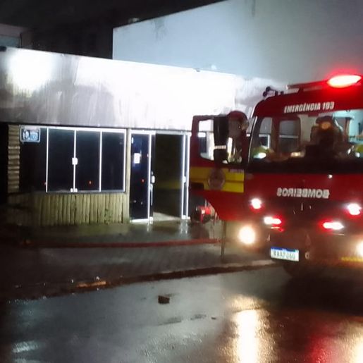 Bombeiros controlam incêndio em prédio comercial desocupado em SMO