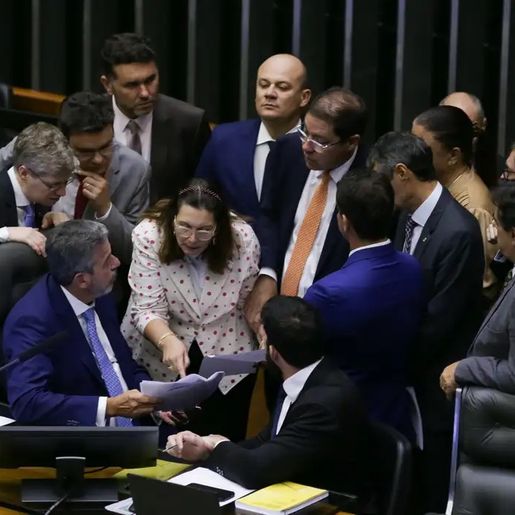 PEC de corte de gastos é aprovada em dois turnos na Câmara