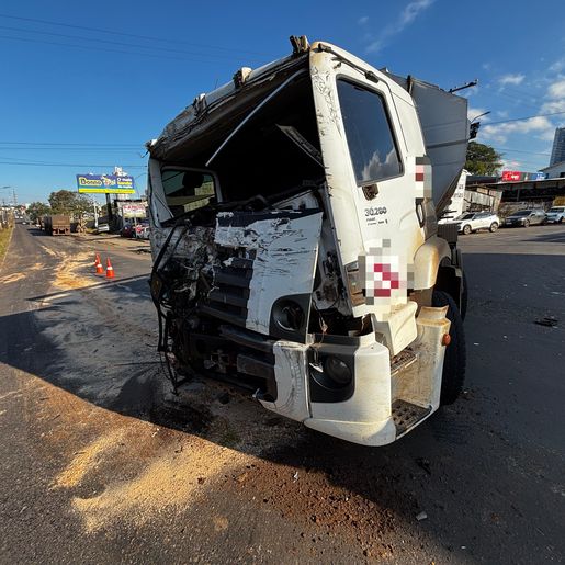 Acidente entre carreta e caminhão de ração deixa homem ferido em São Miguel do Oeste