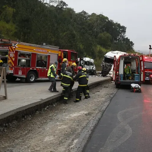Acidente entre van e caminhão deixa 3 mortos e feridos em rodovia de SC