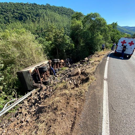 Carreta sai da pista e cai em ribanceira na SC 492 em Barra Bonita