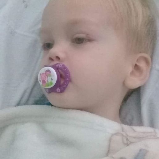 Família precisa de ajuda no tratamento de criança