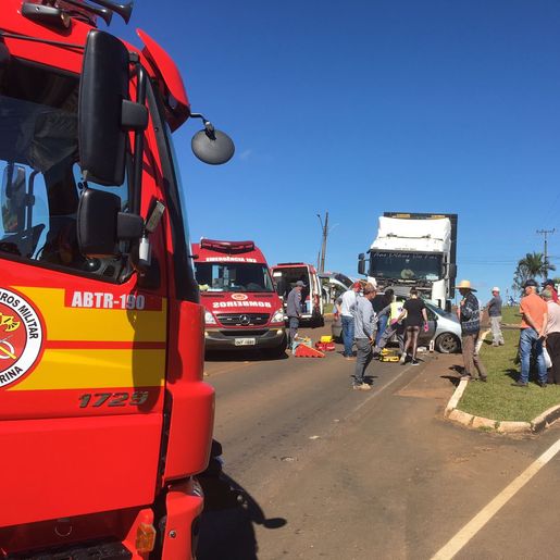 Colisão entre carro e caminhão deixa idoso ferido na BR 163