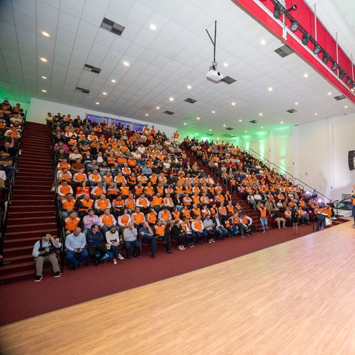 SC entrega primeiros caminhões-pipa para municípios do Oeste