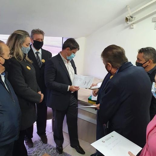 Comitiva entrega projeto e pedido para recuperação da BR-163