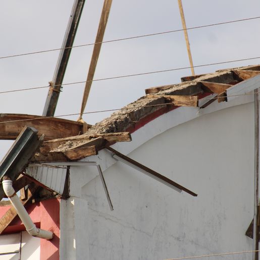 Trabalhador sofre ferimentos graves após estrutura cair sobre ele em SMOeste