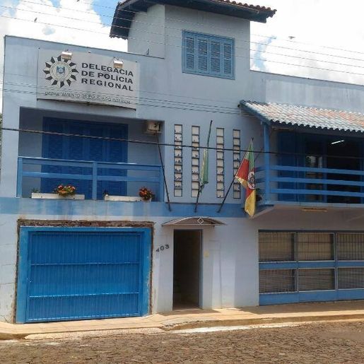 Homem realiza obra com materiais da construção do vizinho