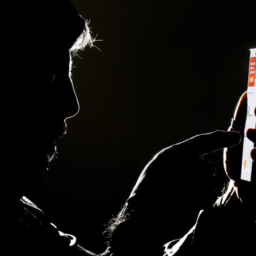 Regras gerais sobre celulares serão feitas pelo MEC, mas cada escola deve ter normas próprias