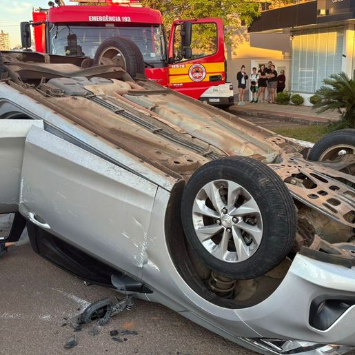 Colisão lateral com capotamento mobiliza bombeiros em SMOeste