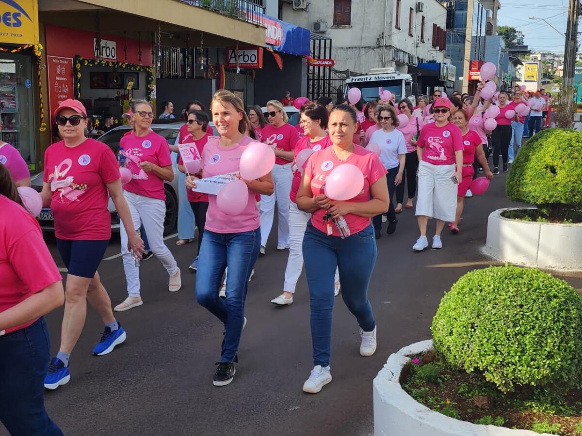 Caminhada do Outubro Rosa reúne mulheres no centro de Itapiranga