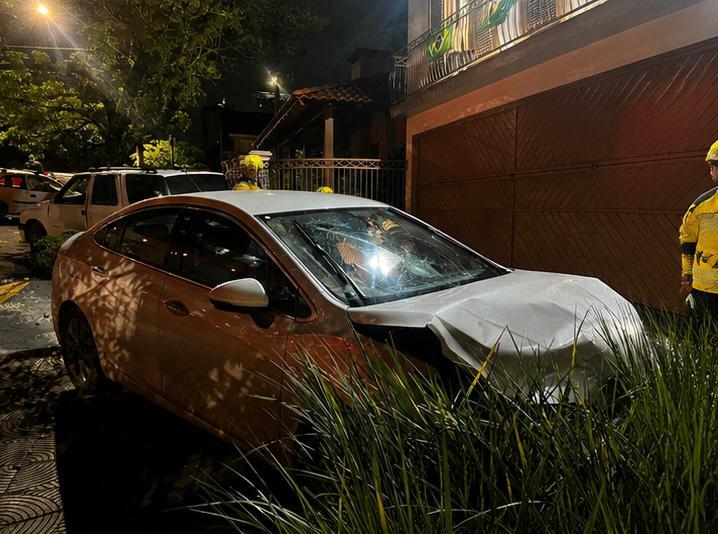 Após atropelar pedestre, motorista perde controle e provoca sequência de colisões no centro