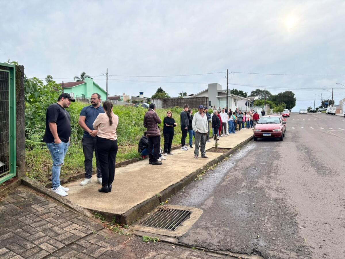 Eleitores formam filas minutos antes da votação em São Miguel do Oeste