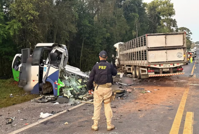 Micro-ônibus e carreta batem de frente e 22 pessoas morrem na BR-373, no Paraná