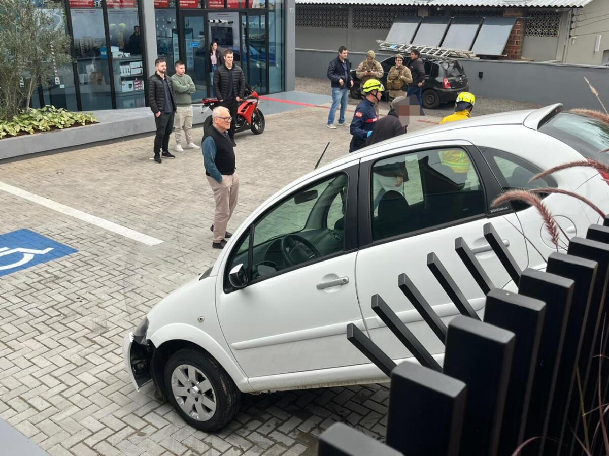 Motorista perde controle, atinge cerca e deixa carro suspenso em São Miguel do Oeste