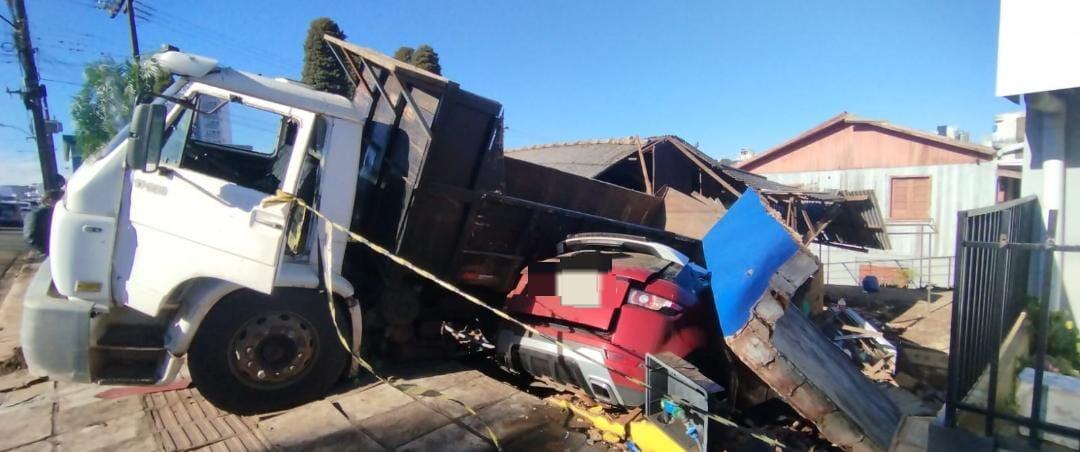 Caminhão carregado com areia atinge veículos e moradia no centro de Xanxerê