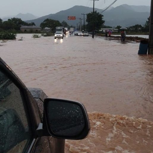 Chuvas causam estragos em 19 cidades e deixam 37 desalojados em SC